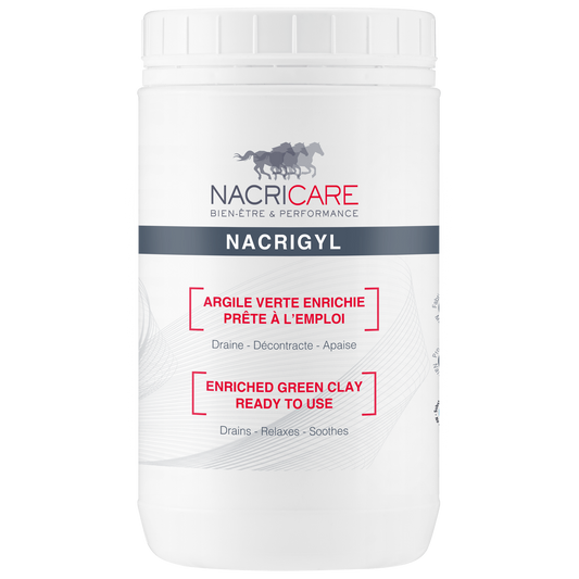 Nacrigyl de la marque Nacricare est une argile pour chevaux et poney prête à l'emploi, à base d'argile verte enrichie de nacre et d'huiles essentielles. Elle s'applique sur les membres du cheval ou sur tout type de contusion.