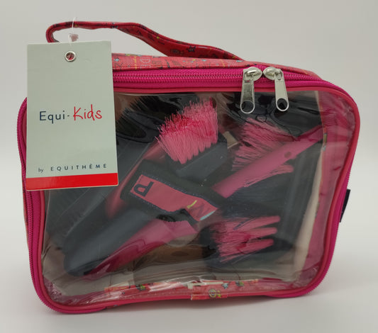 Sac de pansage rose transparent contenant tout le matériel de pansage pour poney