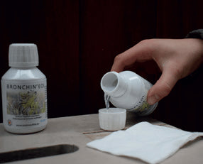 Flacon de Bronchin’eol à verser sur une compresse pour intégration dans le masque EOL