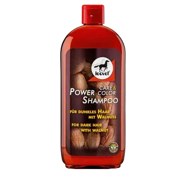 Flacon de 500ml de shampoing pour chevaux et poney enrichi avec du brou de noix qui apporte un éclat chaud et une belle lumière aux robes foncées et fait ressorti leur couleur d’origine.