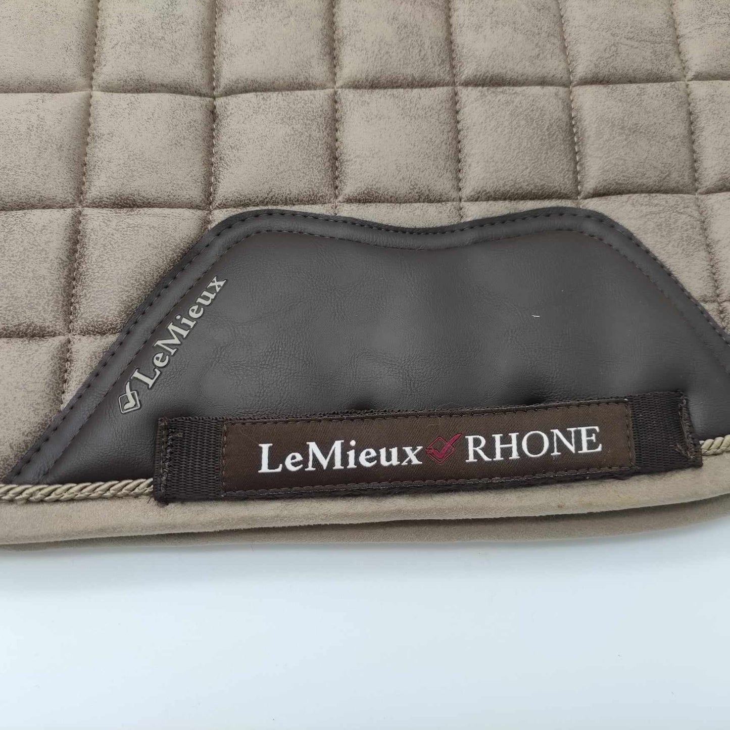 Renfort simili cuir du tapis de dressage lemieux coloris Proseco