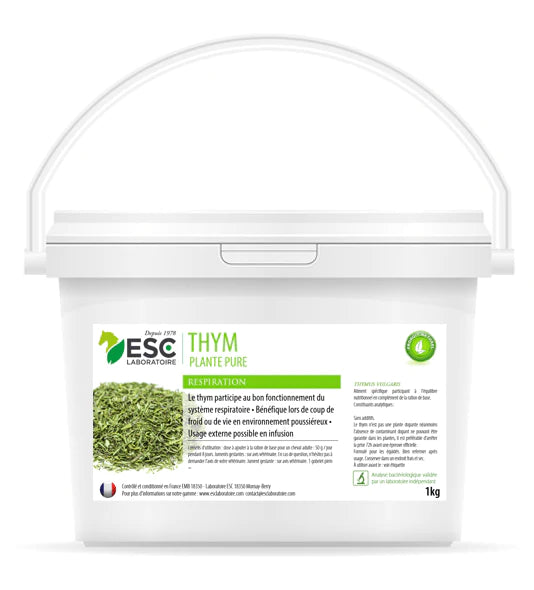 Seau de 1kg de thym participe au bon fonctionnement du système respiratoire du cheval. Cette plante est bénéfique lors de coup de froid ou de vie en environnement poussiéreux. Effet expectorant