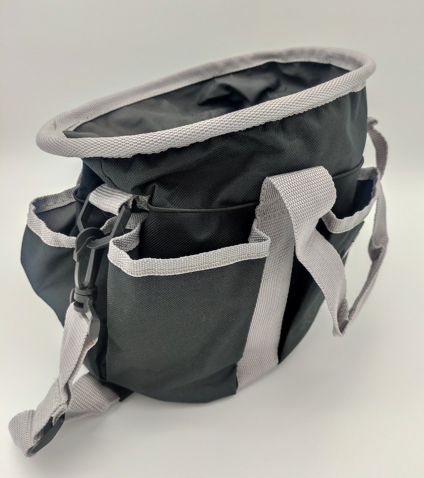 Sac de pansage vide noir et gris equi-theme vue de coté