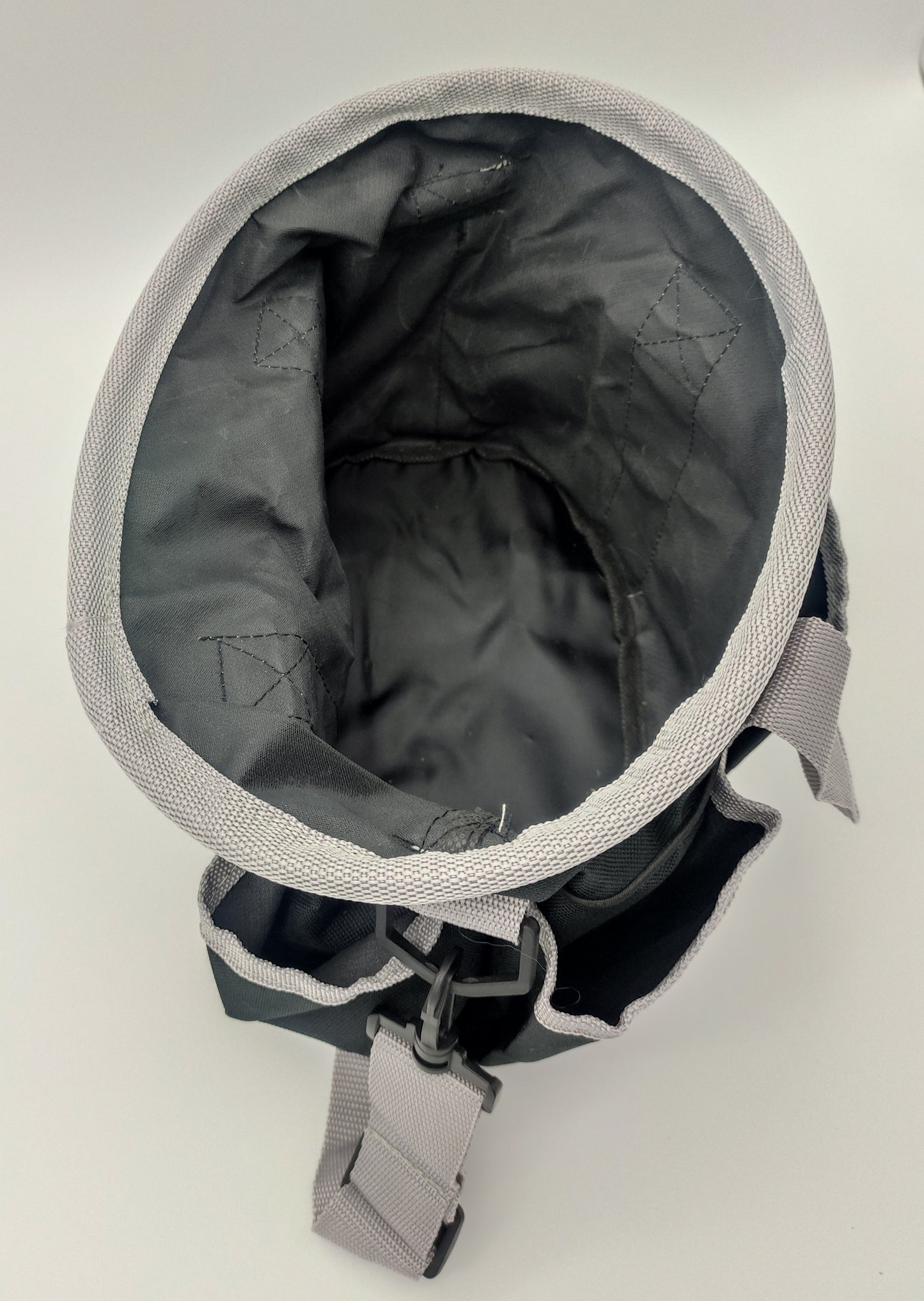 Sac de pansage vide noir et gris equi-theme vue de dessus