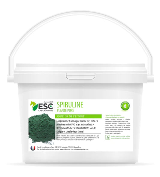 Seau de 500gr de spiruline ESC Laboratoire, plante très riche en protéines et en antioxydants qui renforce la résistance à l’effort chez le cheval, également une excellente source de fer