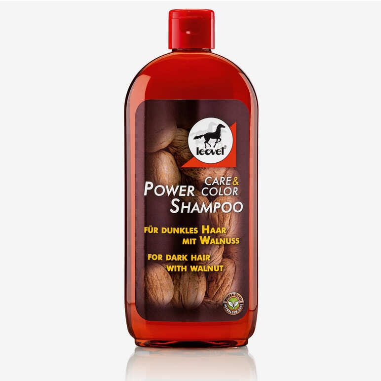 Flacon de 500ml de shampoing pour chevaux et poney enrichi avec du brou de noix qui apporte un éclat chaud et une belle lumière aux robes foncées et fait ressorti leur couleur d’origine.