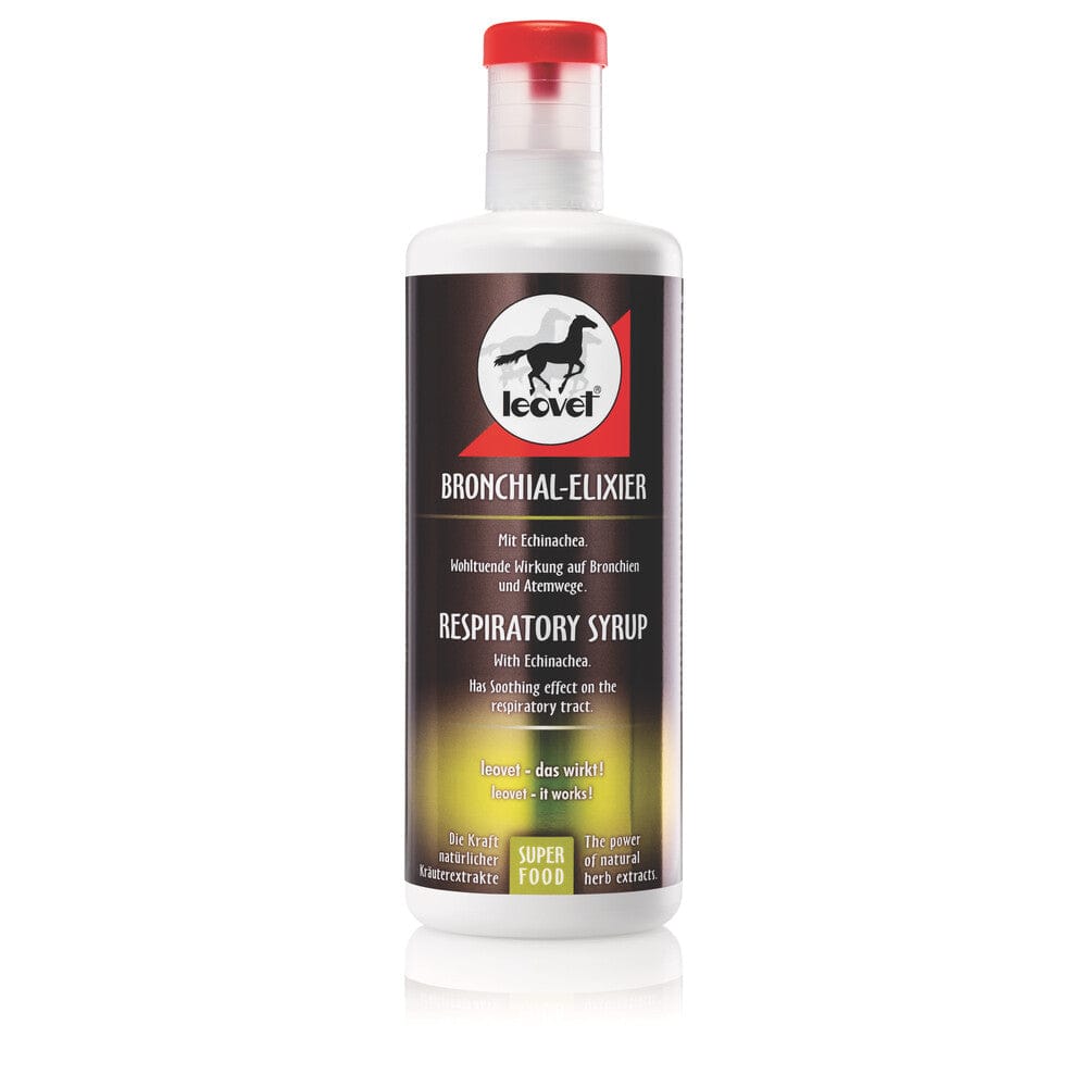 Bouteille de 1l de sirop qui protège les voies respiratoires de votre cheval ou poney. Ce complément est composé de différents extraits naturels de plantes comme l'anis, le fenouil, le jasmin, la primevère, le thym et, l'échinacée.
