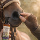 Application du gel Respistresseol sur un cheval stressé pour un apaisement immédiat.