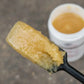 Texture onctueuse de la graisse sabot Nacricare pour une pénétration optimale du sabot.