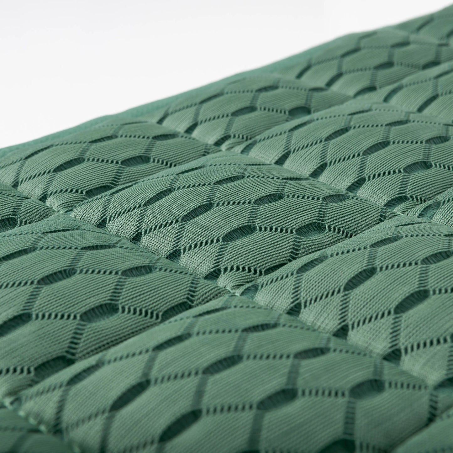 Tapis de selle Square Dressage en Carbon Mesh sage gros plan su la maille en filet technique légers
