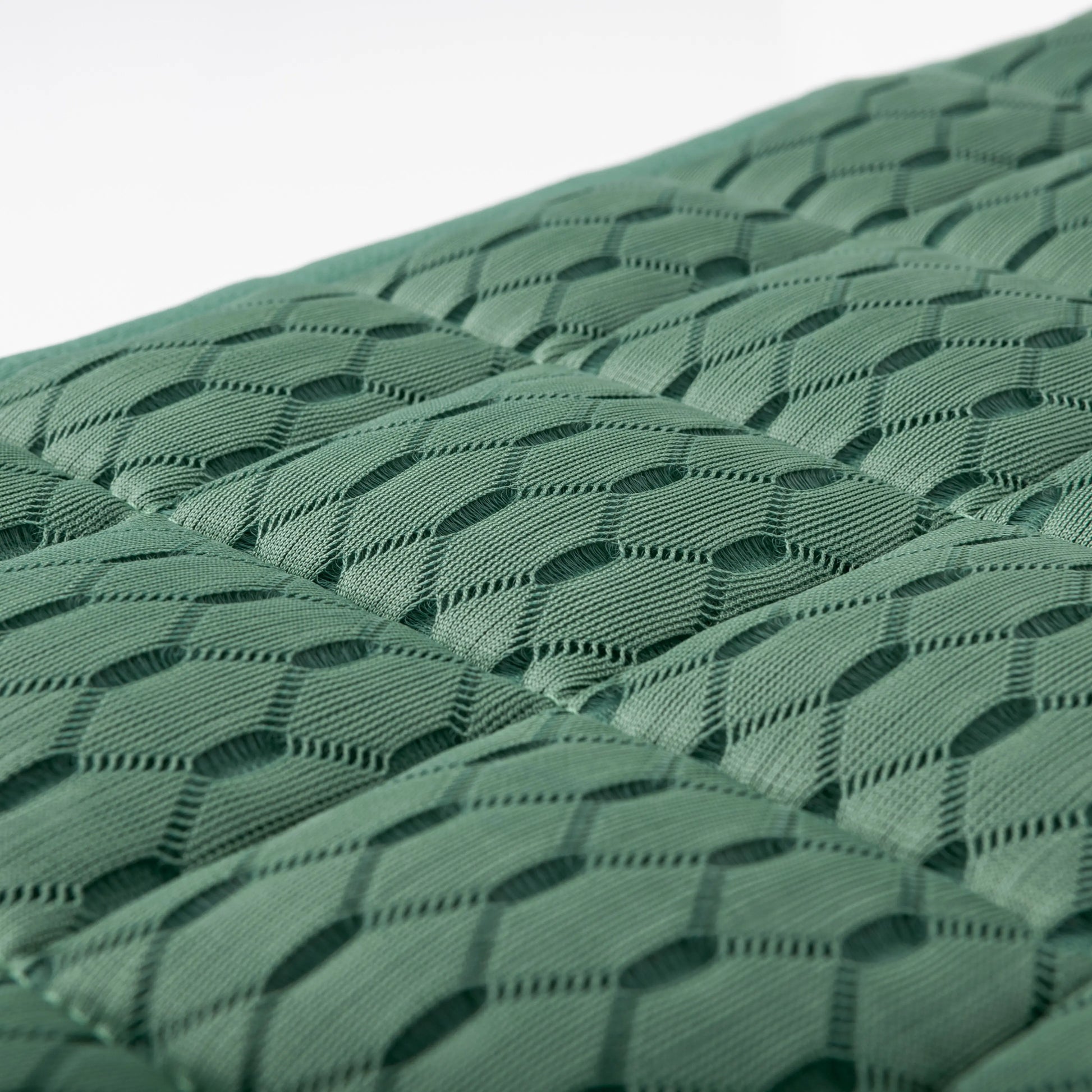 Tapis de selle Square Dressage en Carbon Mesh sage gros plan su la maille en filet technique légers