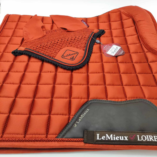 Ensemble tapis de dressage et bonnet LeMieux Sienna  