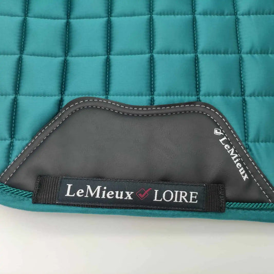Renfort simili cuir du tapis de selle de dressage lemieux  coloris peacock