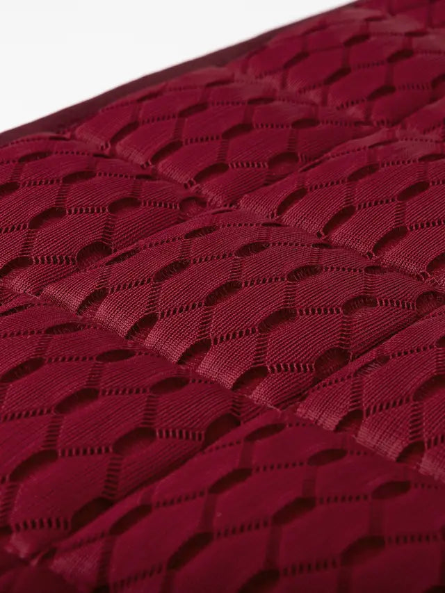 Tapis de selle Square Dressage en Carbon Mesh mulberry gros plan sur le matériau perforé, extrêmement respirant, offrant maintien et légèreté.