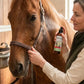 Brume fine et douce de CICA'SOS EOL pour une application cicatrisante précise et apaisante sur la peau du cheval.