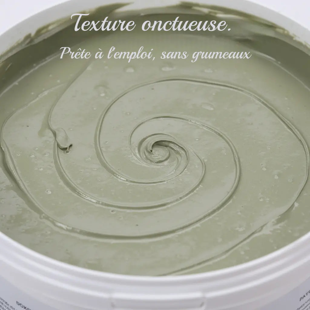 Texture lisse et prête à l'emploi de la pâte d'argile Nutragile pour chevaux.