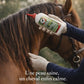 Application de la lotion Leovet sur la crinière d'un cheval pour un soin cutané doux.