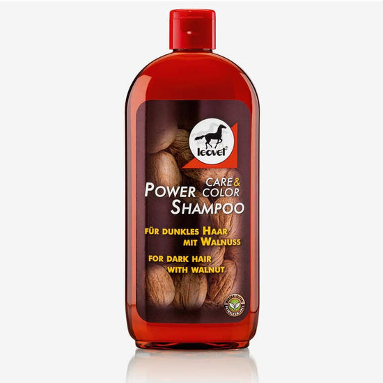 Flacon de 500ml de shampoing pour chevaux et poney enrichi avec du brou de noix qui apporte un éclat chaud et une belle lumière aux robes foncées et fait ressorti leur couleur d’origine.